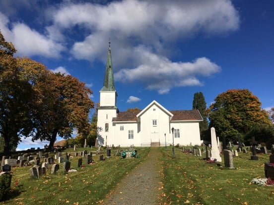 Nes kirke omkranset av høstfarger. Foto: Inger Stensrud Haug.