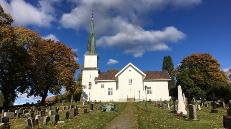 Nes kirke omkranset av høstfarger. Foto: Inger Stensrud Haug.