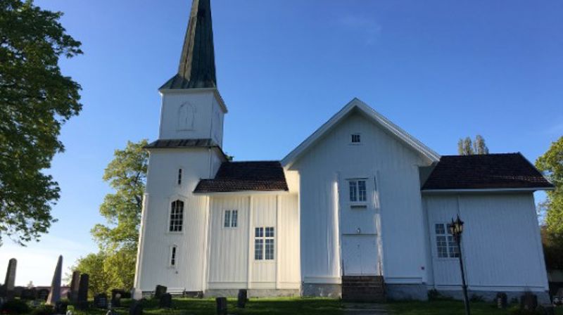 Søndag er det både gudstjeneste og menighetens årsmøte i Nes kirke. Foto: Kirken i Gran. 