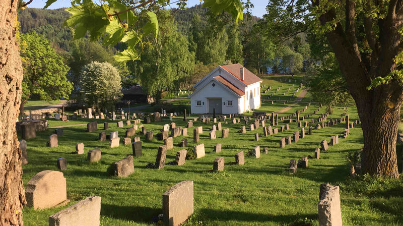 Nes kirkegård og kirkestue (foto: Inger S. Haug)