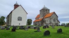 Søsterkirkene på Granavollen Mariakirken og Nikolaikirken side om side. (Foto: Kirken i Gran).