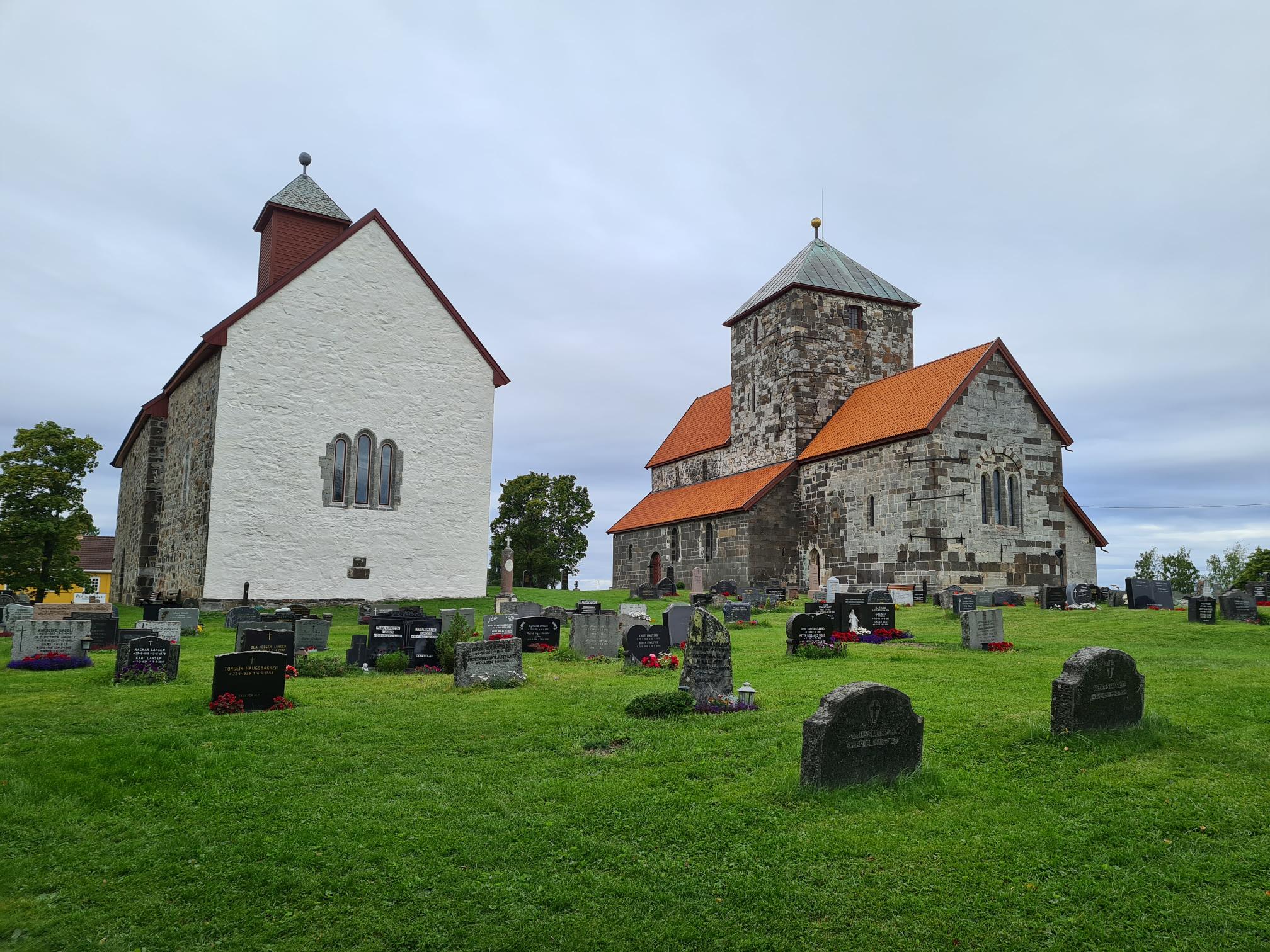 Søsterkirkene på Granavollen Mariakirken og Nikolaikirken side om side. (Foto: Kirken i Gran). 
