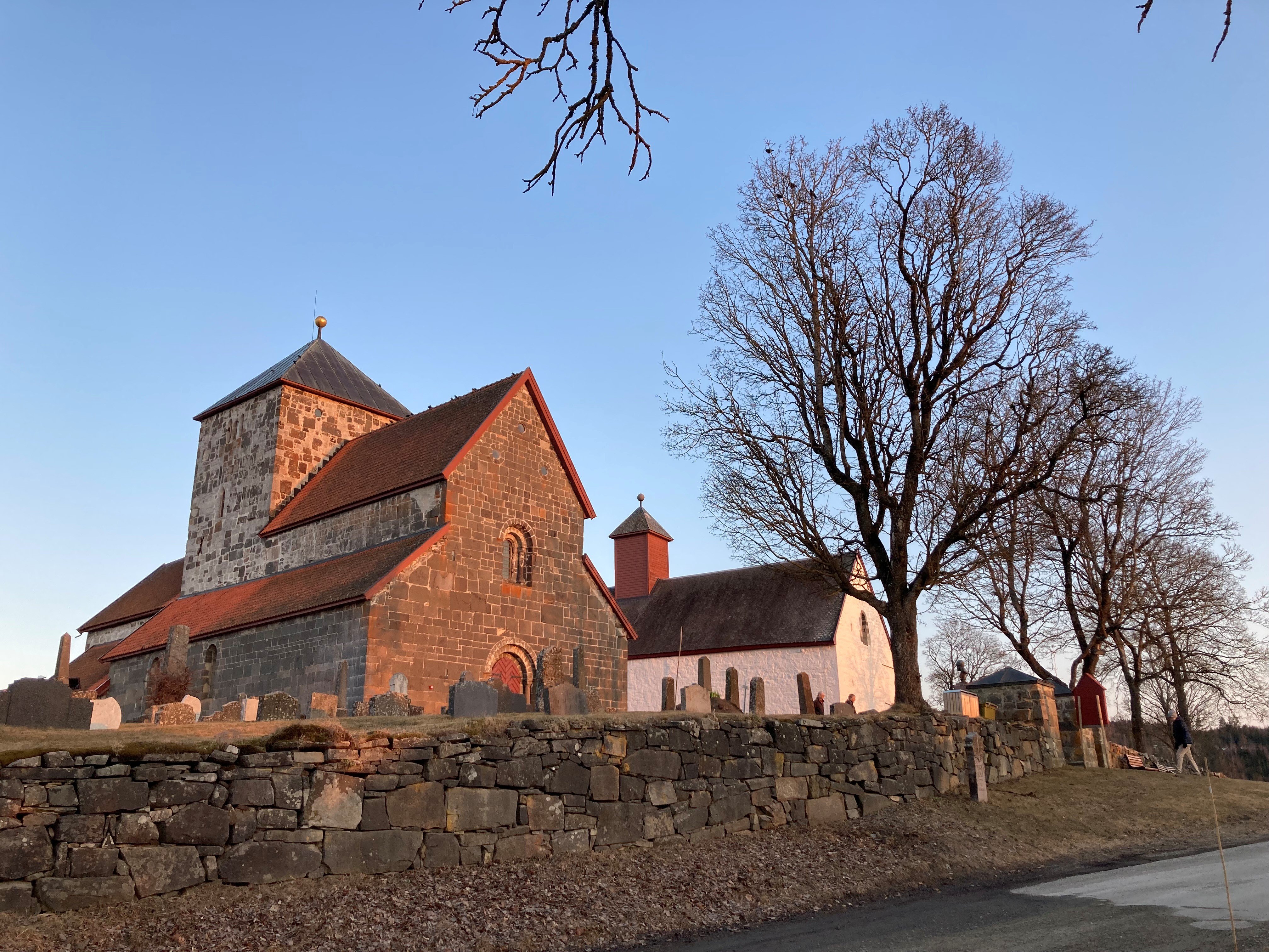 Søsterkirkene med Nikolaikirken og Mariakirken. To praktbygg bygd på 1100-tallet, med Mariakirken som den eldste. Nikolaikirken er hovedkirke. Siste etappe med restaurering av Mariakirken skjer denne våren, og hun gjenoppstår som hvitkalket og med ny kalkpuss. (Foto: Therese Wagle Bazard).