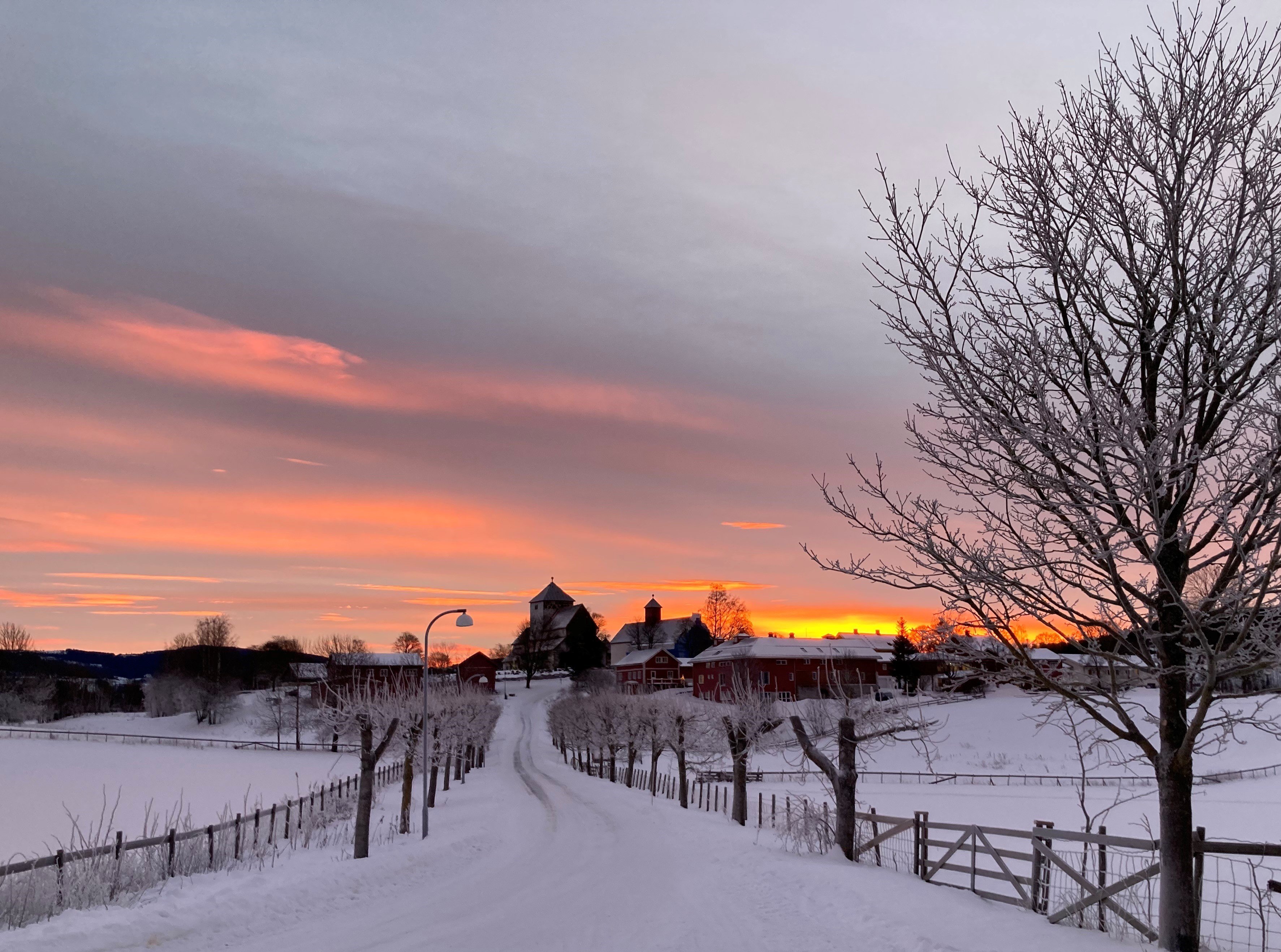 Søsterkirkene og Granavollen sett fra Pilgutua. Foto: Therese Wagle Bazard. 
