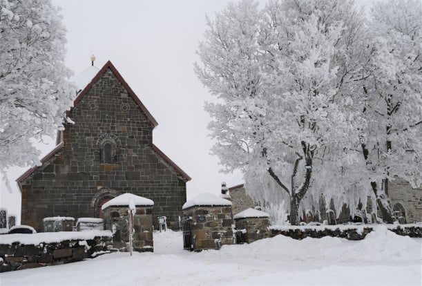 Nikolaikirken i januarfrost og med nysnø på. (Foto: Knut Sterud 2021). 