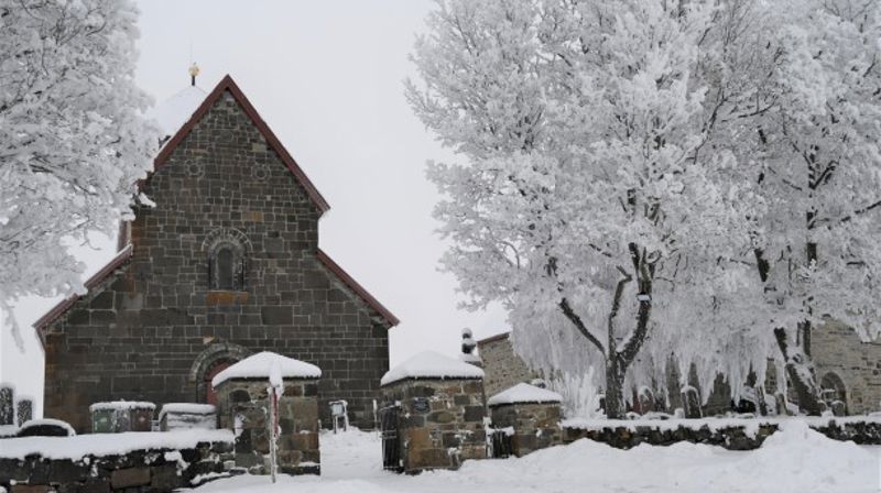 Nikolaikirken i januarfrost og med nysnø på. (Foto: Knut Sterud 2021).
