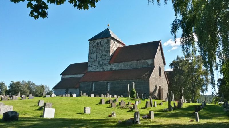 Nikolaikirken på Granavollen i flott sommervær (foto: Jon Skeie).
