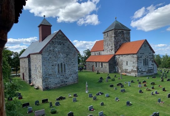 Søsterkirkene på Granavollen på sommerstid. (Foto: Kari R Alm). 