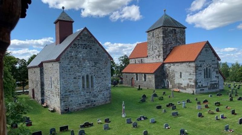 Søsterkirkene med Nikolaikirka fra ca. 1150 og den litt mindre Mariakirka som ble påbegynt først ca. år 1100. De to steinkirkene er de eneste i landet som står så tett og som fortsatt er intakt i dag. (Foto: Kari Røken Alm).