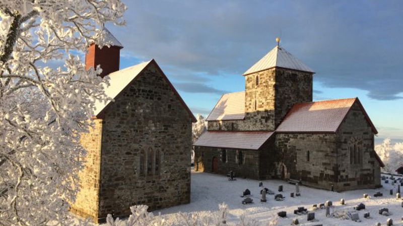 Søsterkirkene i vinterdrakt. (Foto: Kari Røken Alm).