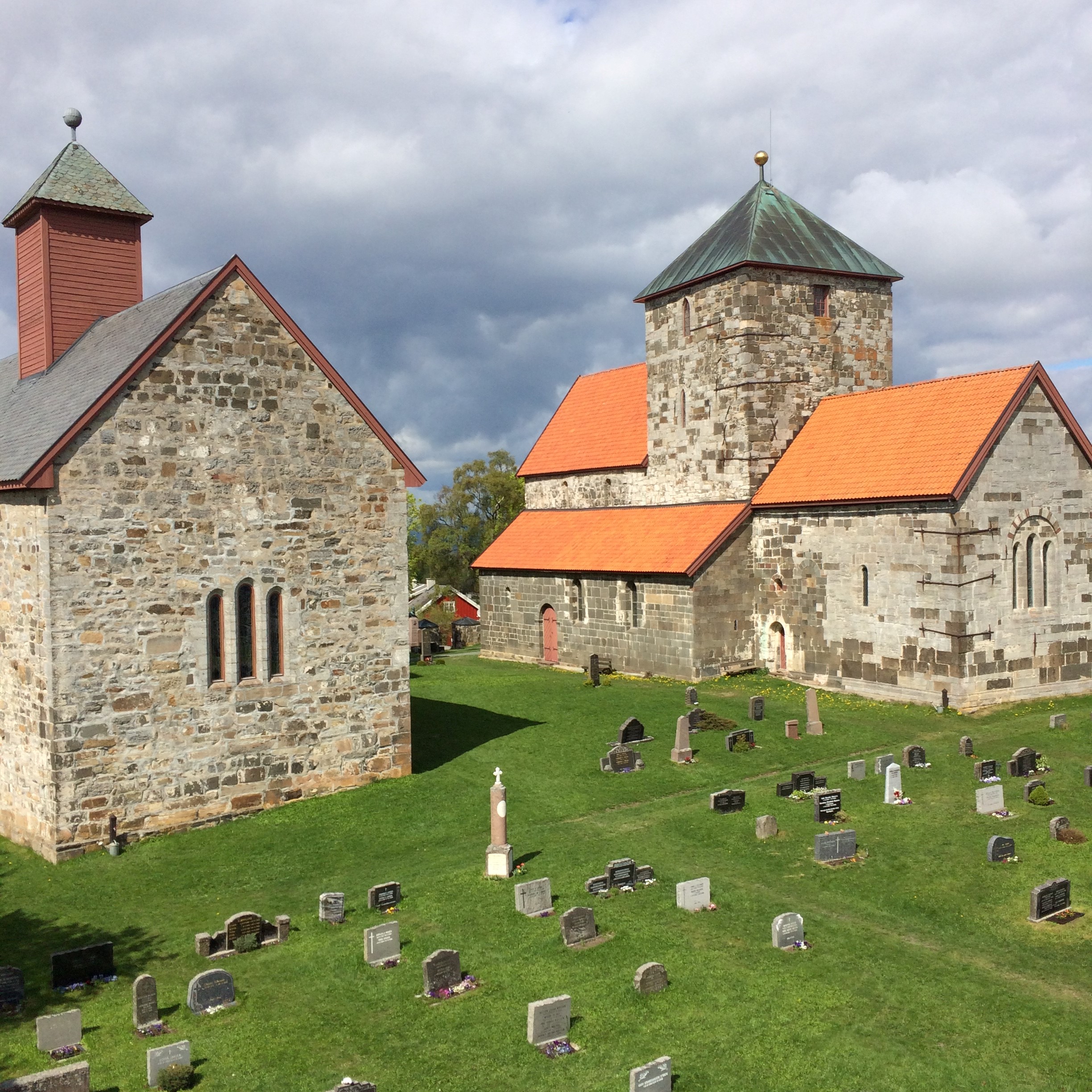 Vårbilde av Nikolaikirken og Mariakirken. (Foto: Kari R Alm). 