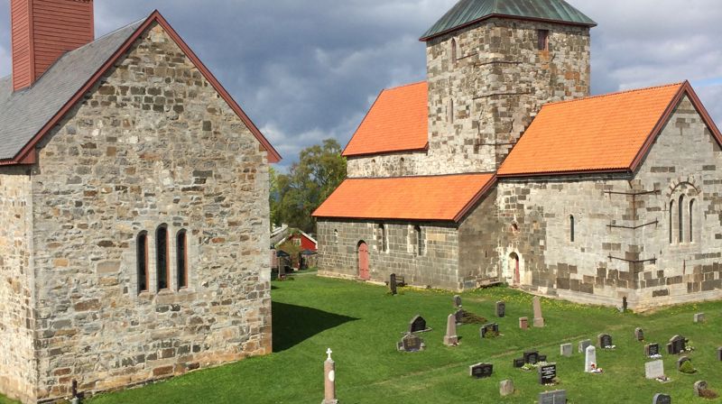 Vårbilde av Nikolaikirken og Mariakirken. (Foto: Kari R Alm).