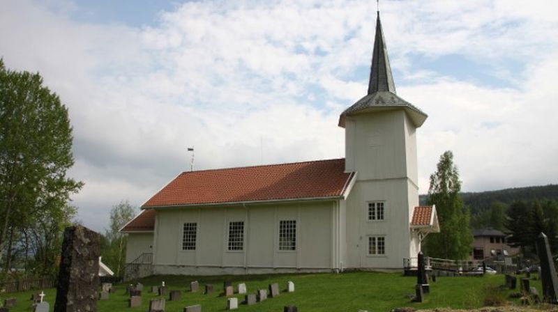 Sørum kirke i vårsola. (Foto: Inger S Haug).