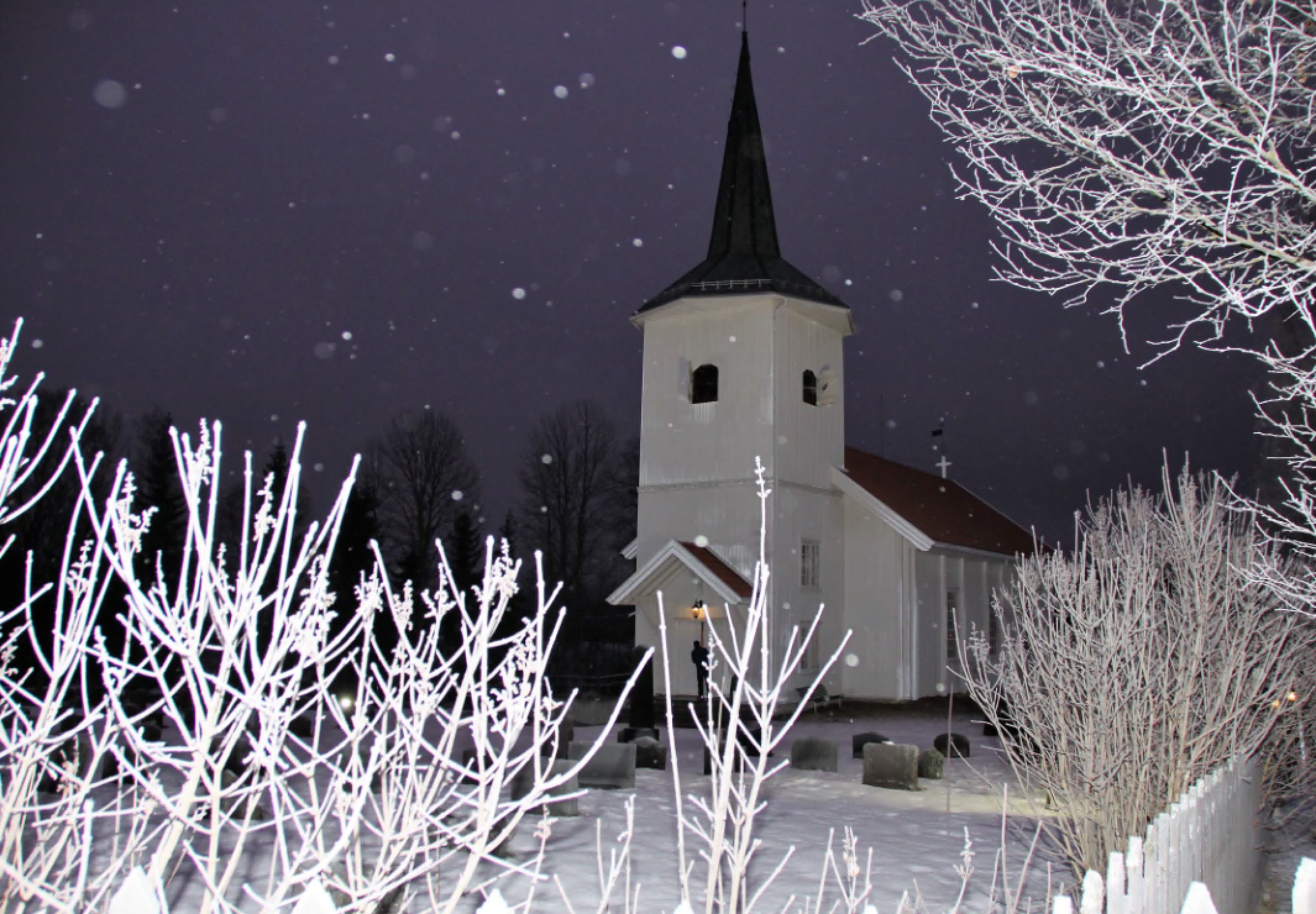 Sørum kirke i vinterskrud (foto: Inger S. Haug). 