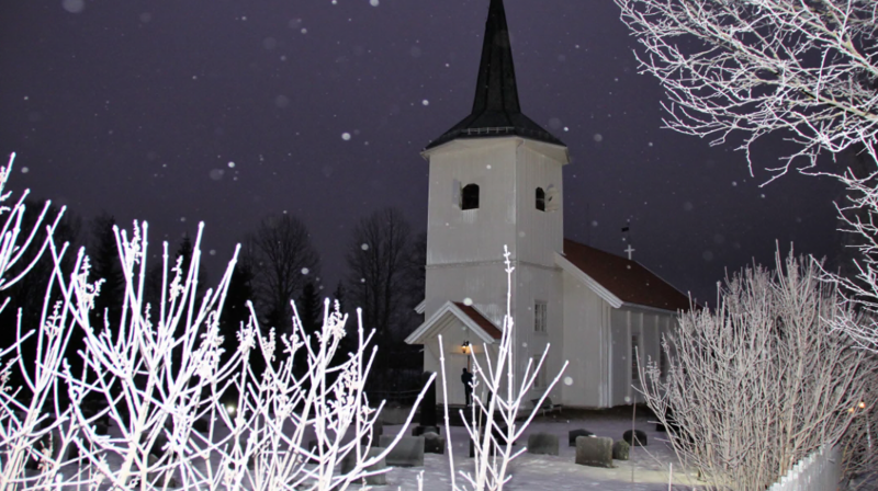 Sørum kirke i vinterskrud (foto: Inger S. Haug).