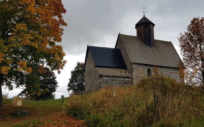 Legging av nytt spontak på Gamle Tingelstad kirke er i gang!