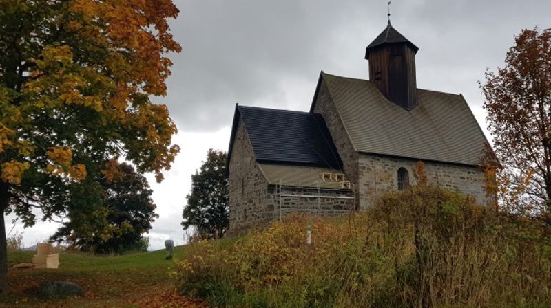 Legging av nytt spontak på Gamle Tingelstad kirke er i gang!