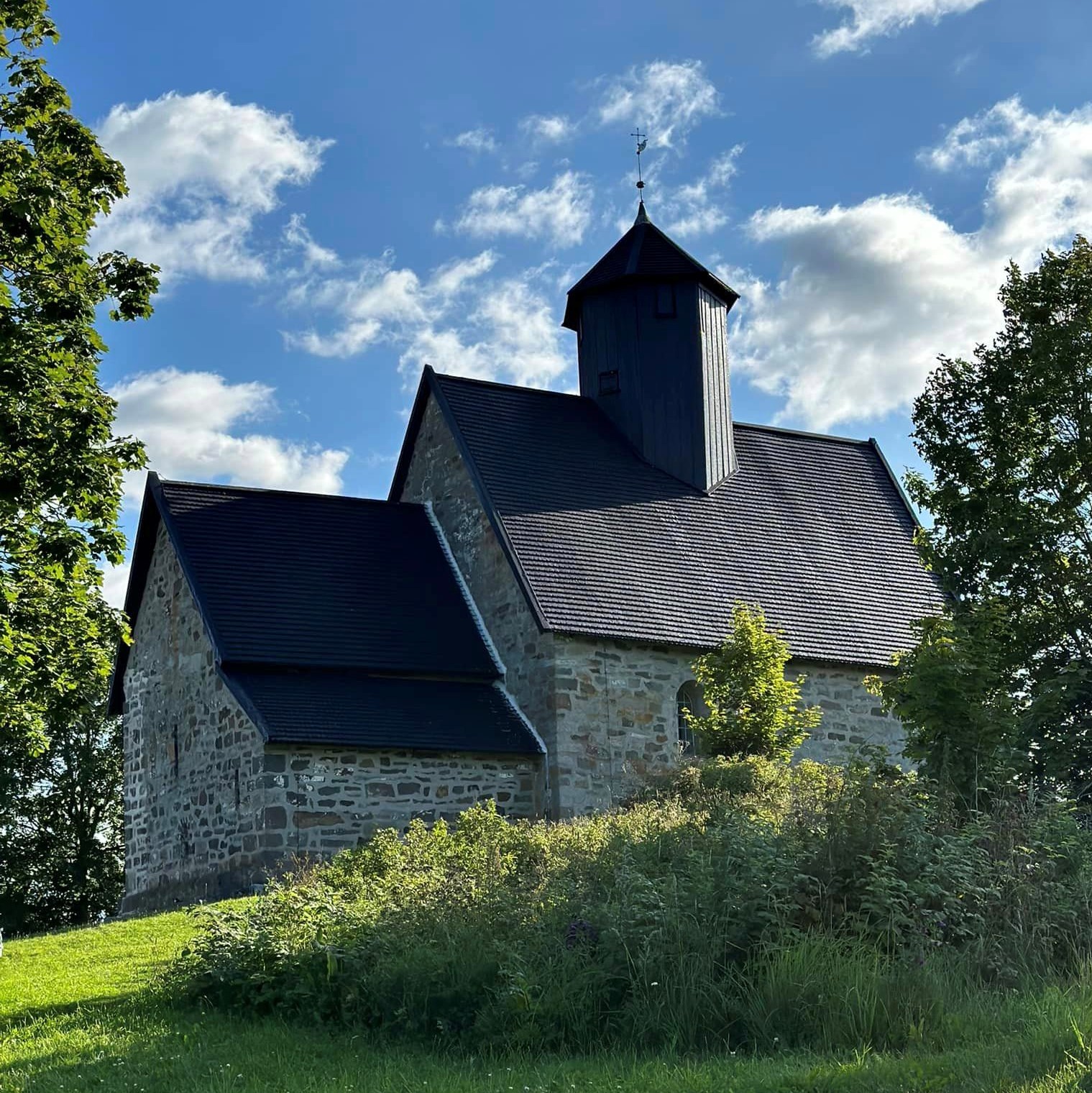 St. Petri/Tingelstad gamle kirke i kveldssol (foto: Jane Dahl Sogn). 