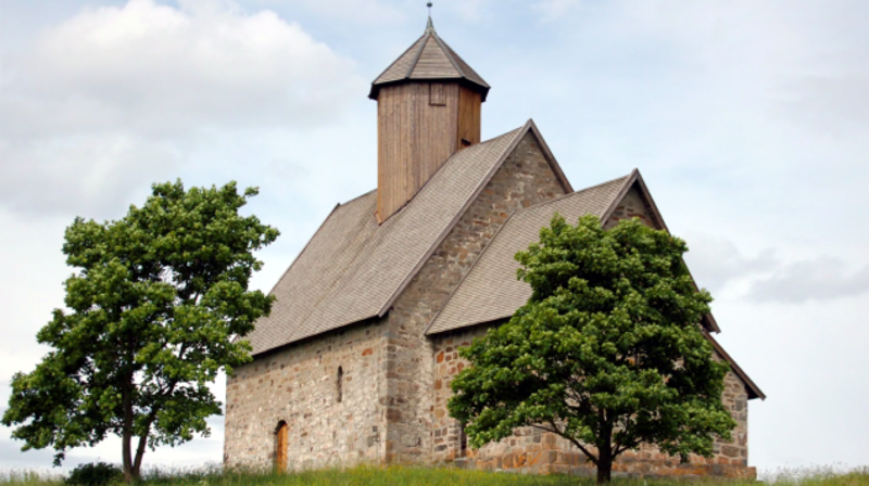 St. Petri - Tingelstad gamle kirke i sommergrønn drakt. (Foto: Knut Sterud). 