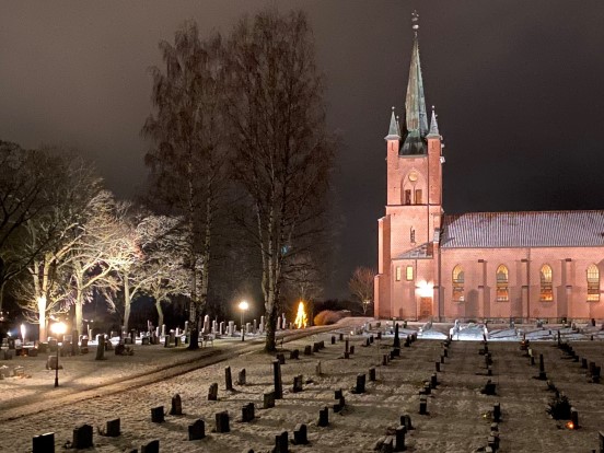 Tingelstad kirke i desemberkveld. (Foto: Kirken i Gran). 
