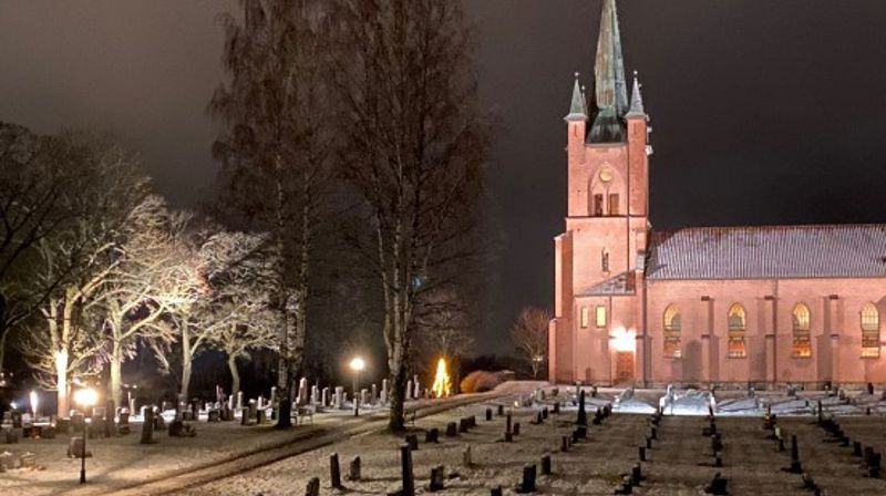 Tingelstad kirke i desemberkveld. (Foto: Kirken i Gran). 