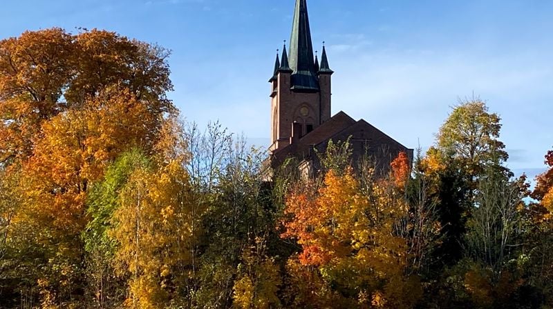 Tingelstad kirke omkranset med høstfarger. Foto: Inger Stensrud Haug.