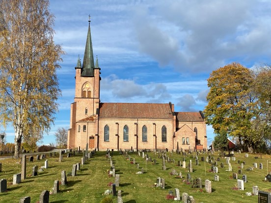 Tingelstad kirke i høstfarger (foto: Inger Stensrud Haug). 