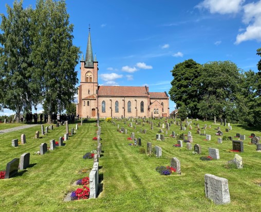 Tingelstad kirke med sommerfarger. (Foto: Inger S. Haug). 