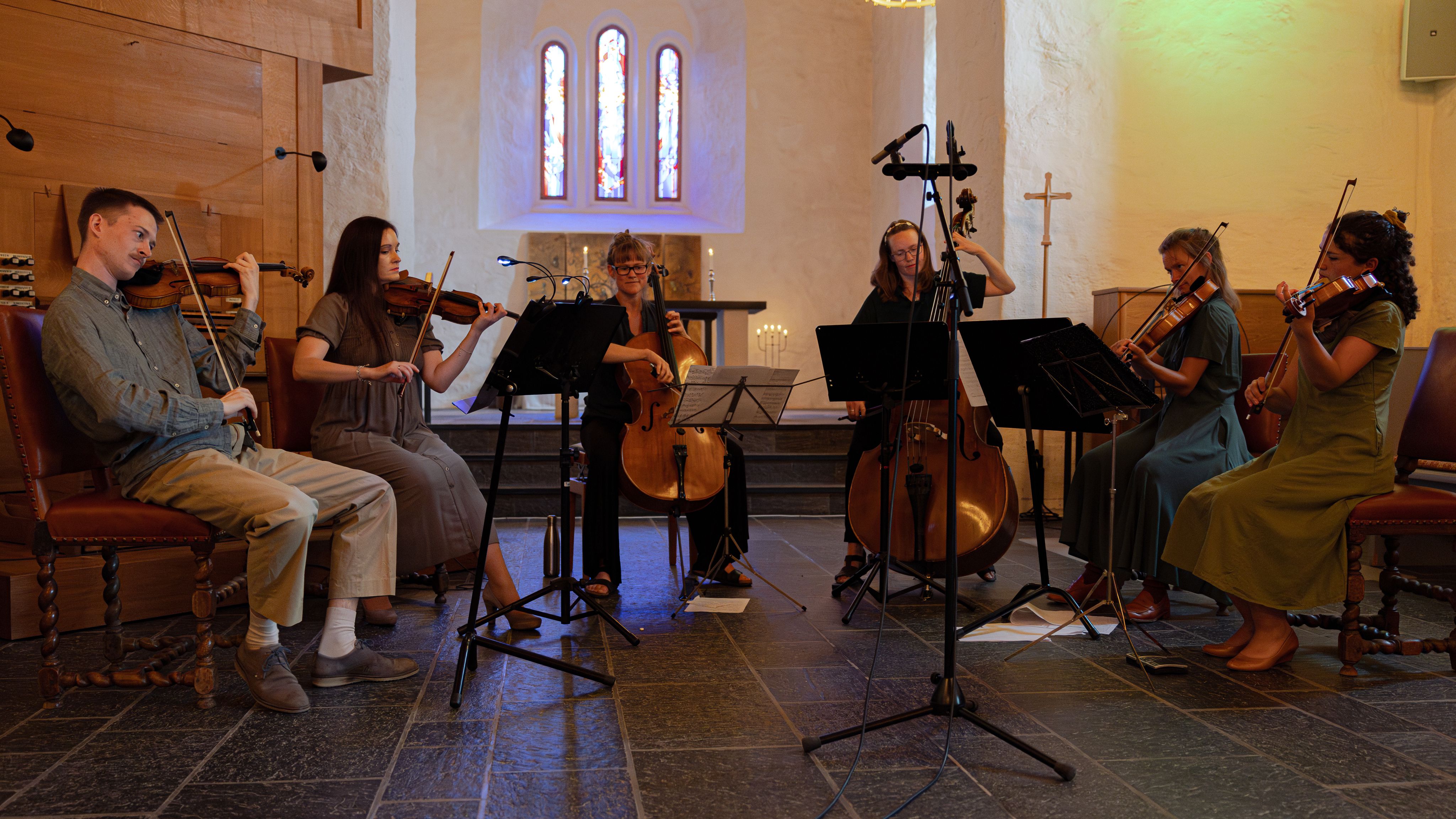 Hadeland Strykeensemble under sommerkonserten i Mariakirken, sommeren 2024 (foto: Herman Lieberg Christoffersen). 