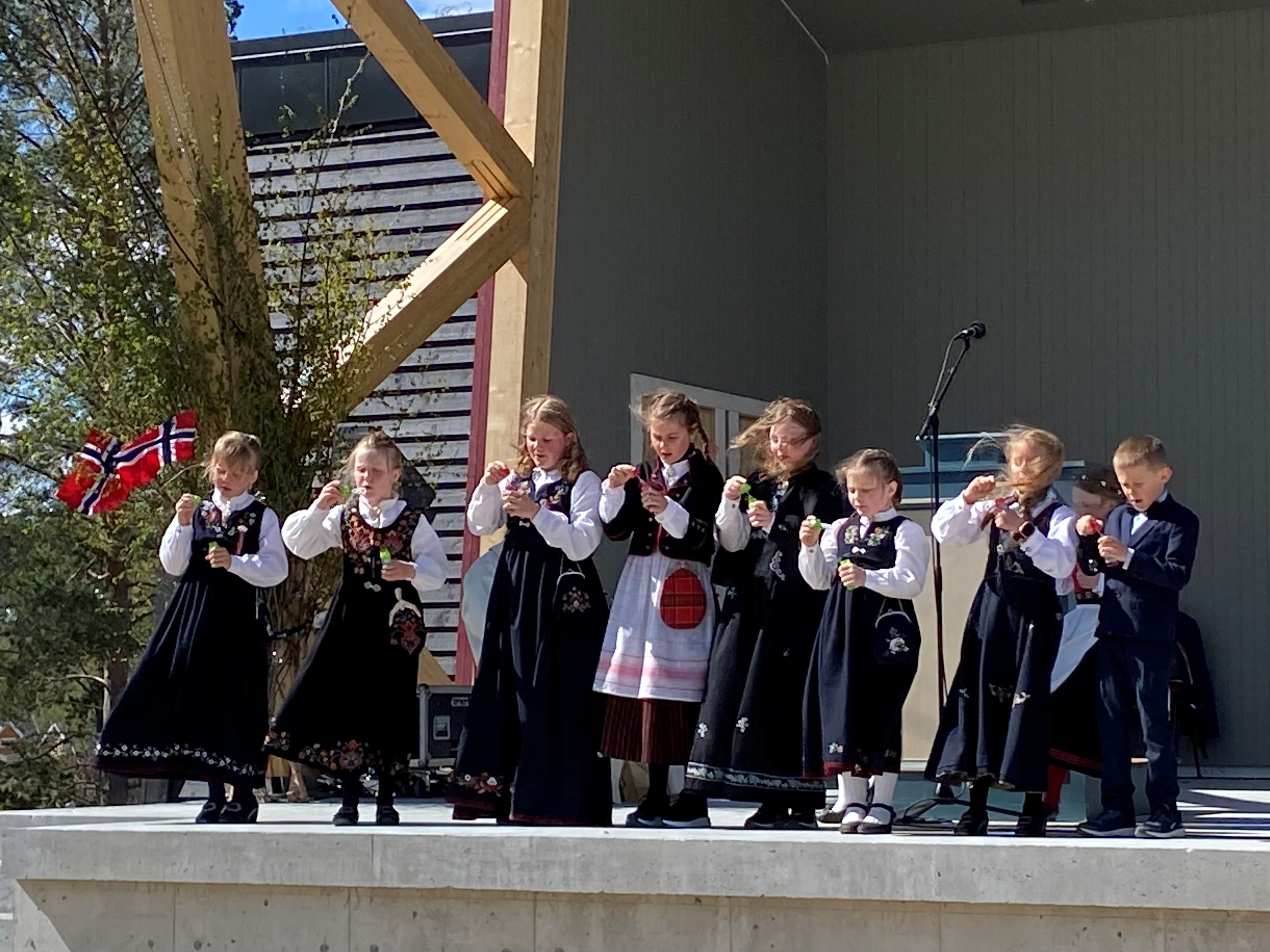 Størenslundens Søttendemaikor 2024 avsluttet 17.-maigudstjenesten med å blåse såpebobler! (Foto Inger Stensrud Haug).