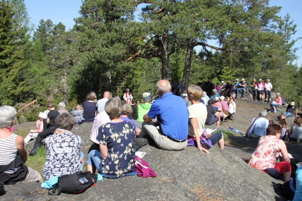Under friluftsgudstjenesten på Sølvsberget et tidligere år med masse fremmøtte og i godt vær. (Foto: Inger S. Haug). 
