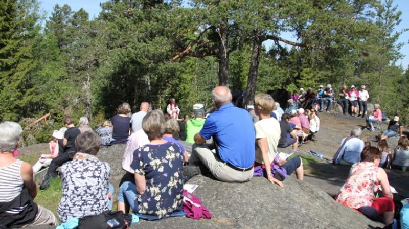 Under friluftsgudstjenesten på Sølvsberget et tidligere år med masse fremmøtte og i godt vær. (Foto: Inger S. Haug). 