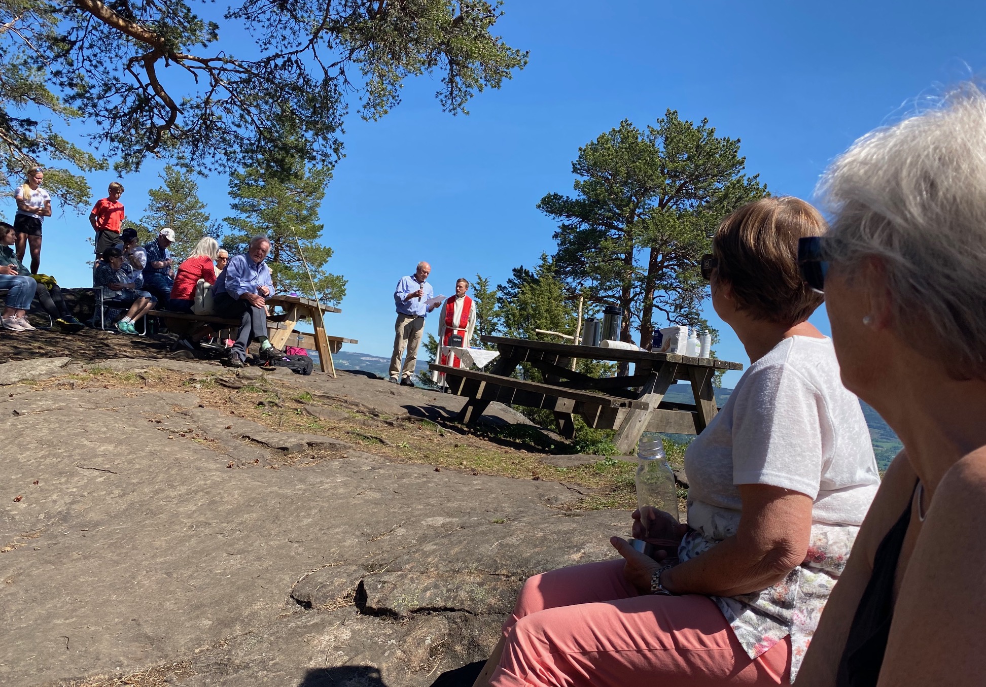 Fra friluftsgudstjenesten på Sølvsberget 2020 med årsmøte for menigheten etter gudstjenesten (foto: Inger S. Haug).