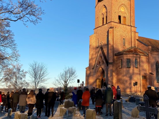 Fra utegudstjenesten foran Tingelstad kirke julaften 2020. (Foto: Inger S. Haug). 