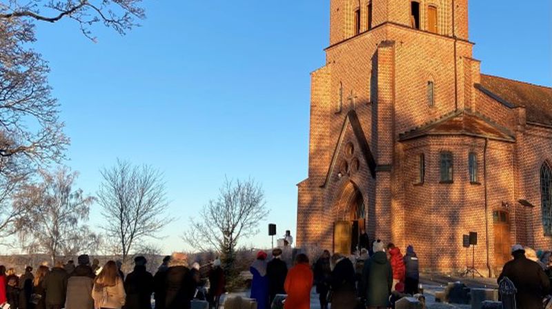 Fra utegudstjenesten foran Tingelstad kirke julaften 2020. (Foto: Inger S. Haug).