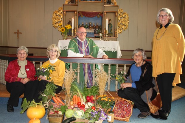 Fra Høsttakkefesten i Nes kirke i 2019. Solveig Sangnæs, Gunhild Myhren Egge, Anne-Marie Bjerke-Egge og Bitten Nesbakken fra Brandbu Bygdekvinnelag sto for pyntingen. Sokneprest Øystein Wang i Søndre Land var dagens prest. (Foto: Inger S. Haug).