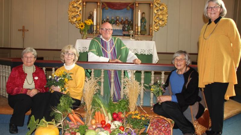 Fra Høsttakkefesten i Nes kirke i 2019. Solveig Sangnæs, Gunhild Myhren Egge, Anne-Marie Bjerke-Egge og Bitten Nesbakken fra Brandbu Bygdekvinnelag sto for pyntingen. Sokneprest Øystein Wang i Søndre Land var dagens prest. (Foto: Inger S. Haug).