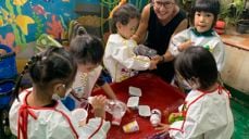 Anne Storstein Haug har jobbet som misjonær for Det norske misjonsselskap i Thailand i hele 22 år. Her er hun sammen med barn på Lovsangshjemmet i Bangkok. Vi møter henne på misjonsfesten. Foto: NMS.