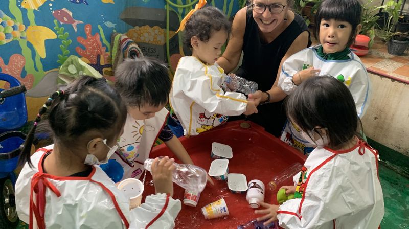 Anne Storstein Haug har jobbet som misjonær for Det norske misjonsselskap i Thailand i hele 22 år. Her er hun sammen med barn på Lovsangshjemmet i Bangkok. Vi møter henne på misjonsfesten. Foto: NMS.
