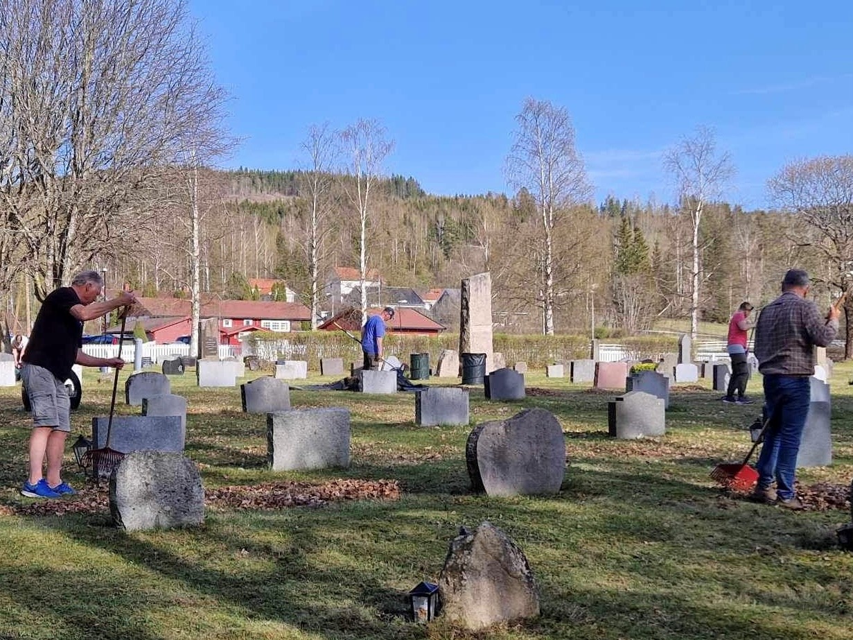 Det ble mange rivetak under dugnaden på Grymyr gravplass i fjor vår. (Foto Jan Myrvold).