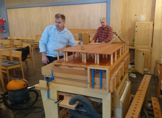 Ole Christian Schrøder og medhjelperen i full gang med monteringen av orgelet. (Foto: Marit Wesenberg). 