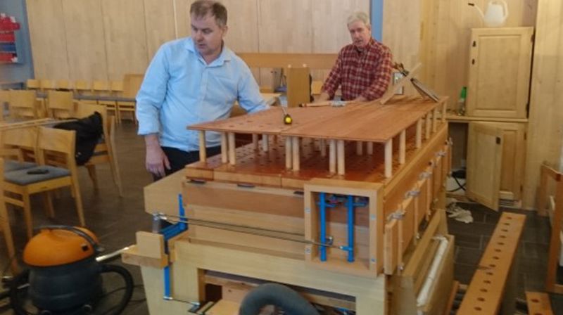 Ole Christian Schrøder og medhjelperen i full gang med monteringen av orgelet. (Foto: Marit Wesenberg).