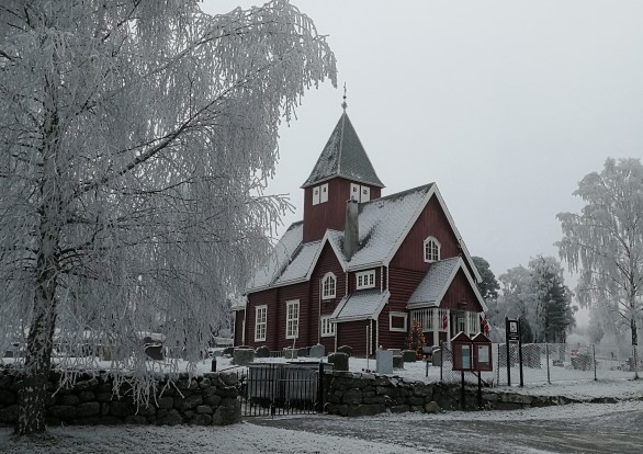 Moen kirke i rimfrost og pyntet til jula 2020. (Foto: Knut Bøe). 