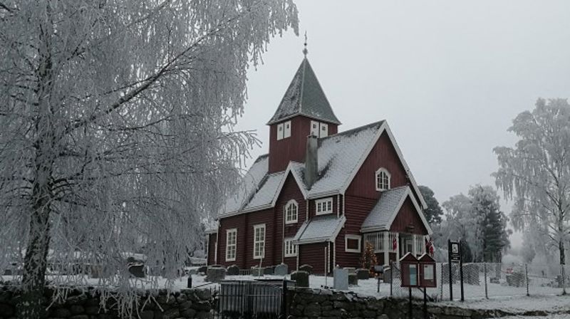 Moen kirke i rimfrost og pyntet til jula 2020. (Foto: Knut Bøe).