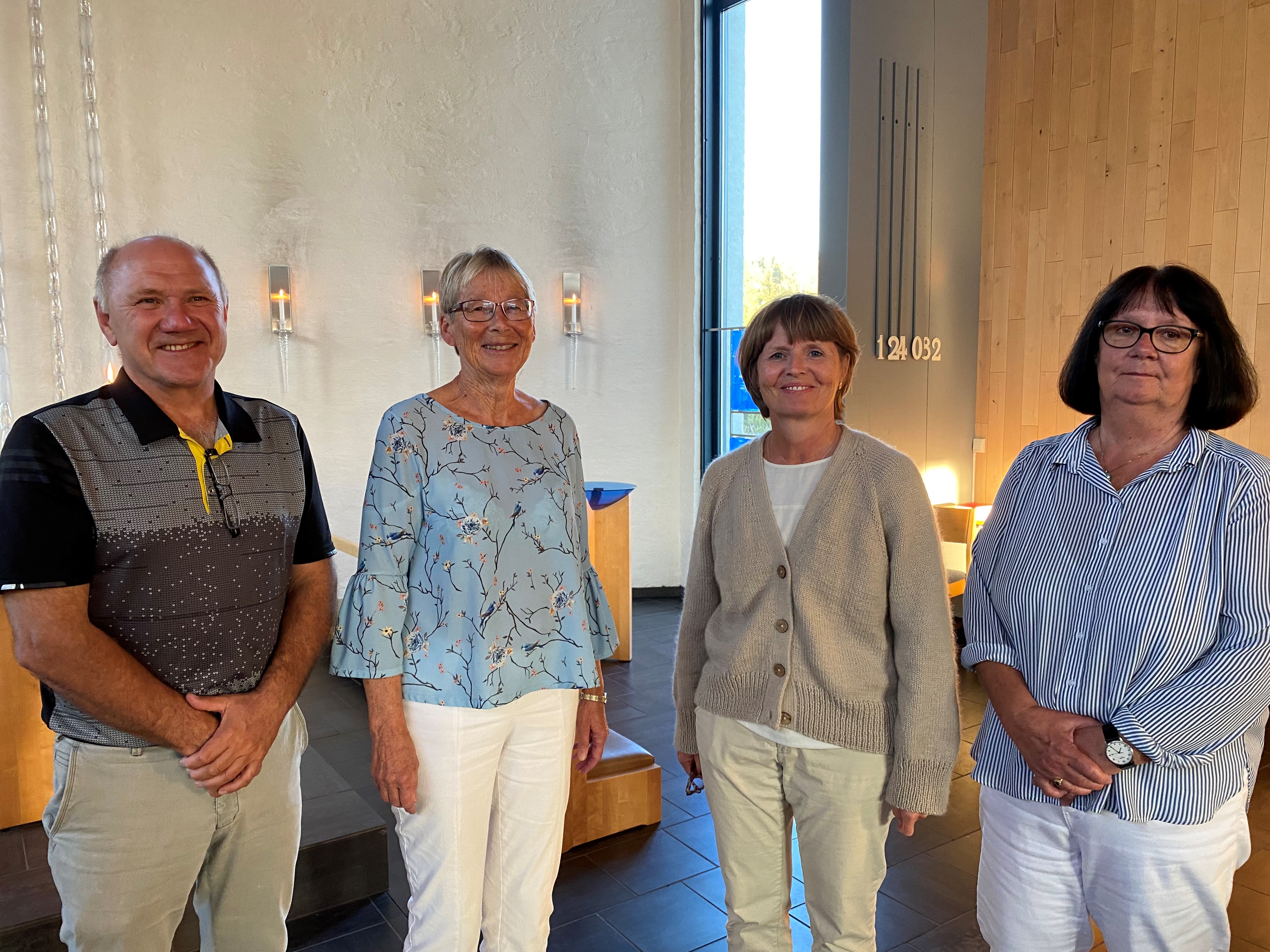 Her er de fire menighetsrådslederne for perioden 2019-2023 samlet i Grymyr kirke. Terje Øistad leder av Gran/Tingelstad, Anne-Berit Holden leder i Moen/Ål menighetsråd, Tone Reidem i Brandbu og Lise Vestland sitter som leder i Bjoneroa (foto: Inger S. Haug). 