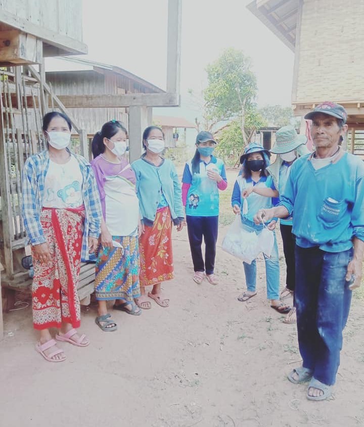 Kirketeamet i Nan deler ut masker. (Foto: Else Storaas Vatne). 