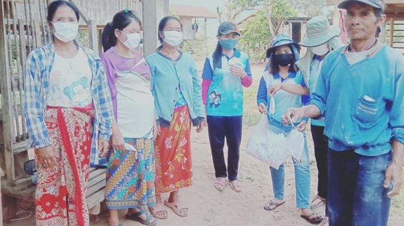 Kirketeamet i Nan deler ut masker. (Foto: Else Storaas Vatne).