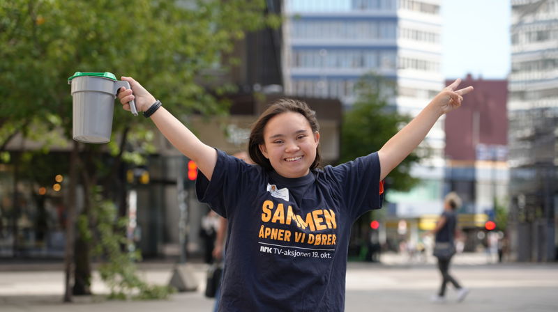 Sandra er en av mange bøssebærere under NRKs TV-aksjon søndag 19. oktober. Foto: NRK-TV-aksjonen.