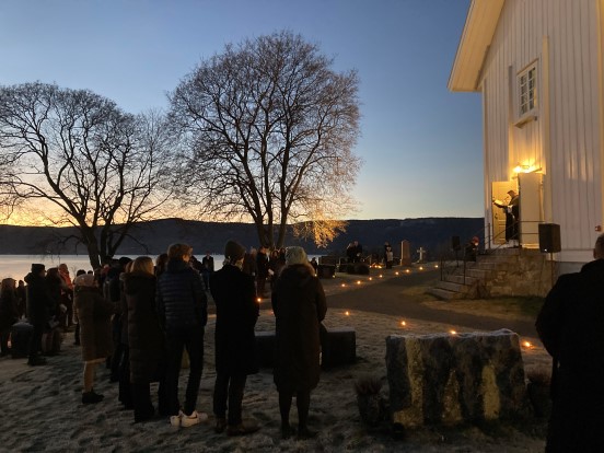 Fra utegudstjenesten ved Nes kirke på julaften 2020. (Foto: Tone Reidem). 