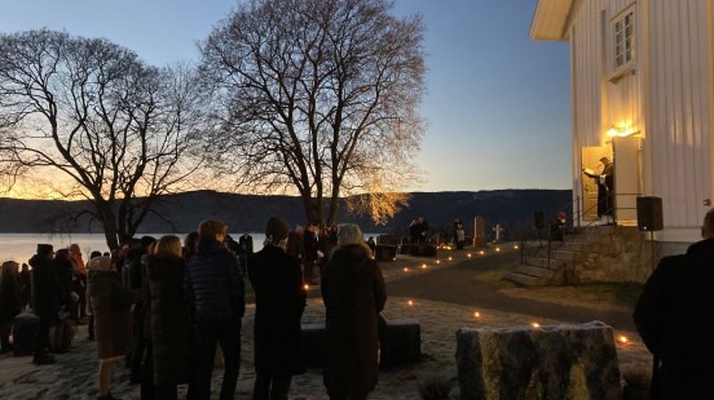 Fra utegudstjenesten ved Nes kirke på julaften 2020. (Foto: Tone Reidem).
